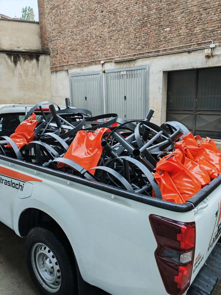 Automezzo Fala Noleggi carico di attrezzature e segnaletica arancione